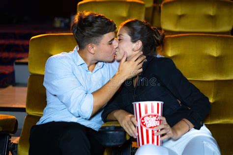 Jóvenes Parejas Besándose En El Cine En La Mano Sujetando El Cubo De