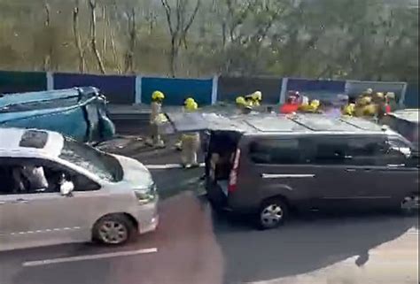 吐露港公路1小時5宗車禍 共涉11車釀14人傷 當中包括一嬰孩 星島日報