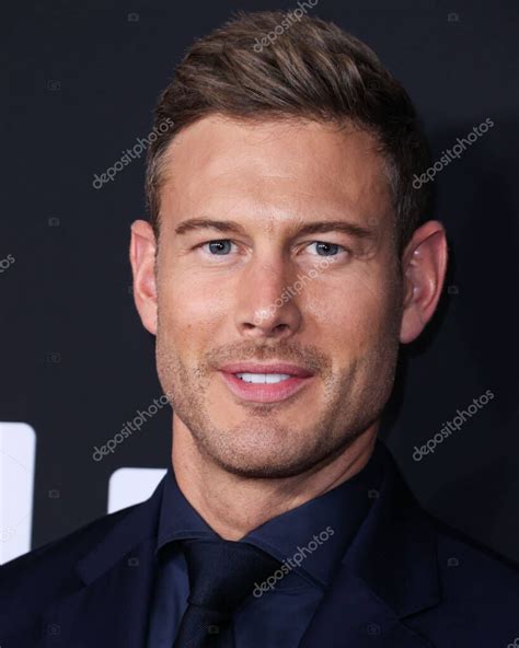 El actor inglés Tom Hopper llega al estreno mundial de la temporada 3