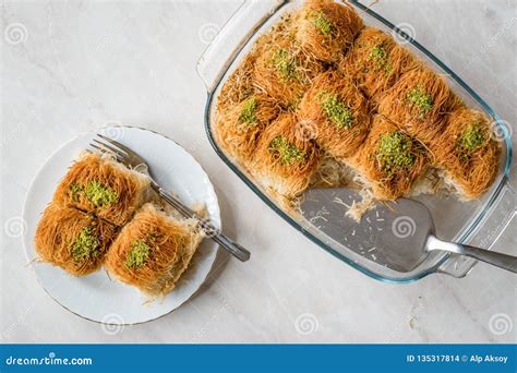 Baklava Turco Hecho En Casa Baklawa De Fincan Kadayif Del Postre Con El