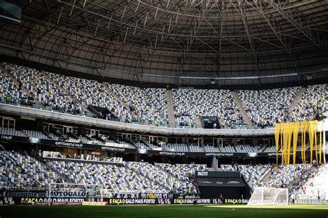 Força Jovem e Galoucura chegaram juntas na Arena MRV vídeo SuperVasco