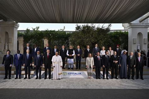 G7 Leaders Take Historic Family Photo With Pope Francis - Bloomberg