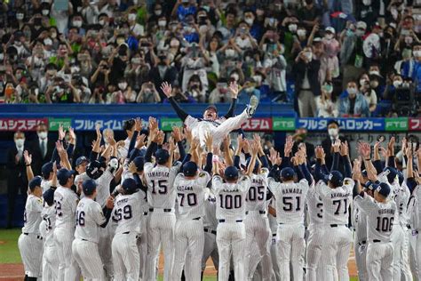 ＜ヤ・d＞サヨナラで優勝を決め胴上げされる高津監督（撮影・会津 智海） ― スポニチ Sponichi Annex 野球