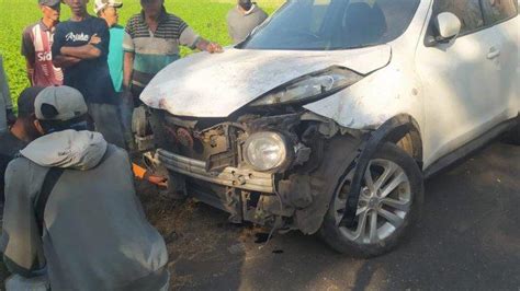 Pengemudi Mobil Nisan Di Jember Tabrak Warung Dan Dua Sepeda Motor Yang