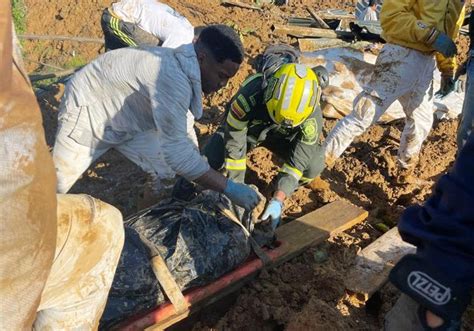 Al Menos Muertos Y Heridos En Un Alud De Tierras Sobre Una