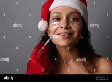 Belle Femme Avec Le Sourire Parfait En Costume De Santa Recevoir L