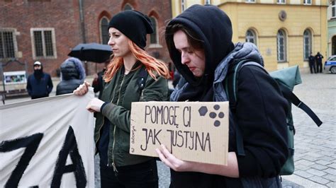 Aborto In Polonia Lattivista Che Rischia Tre Anni Di Carcere La