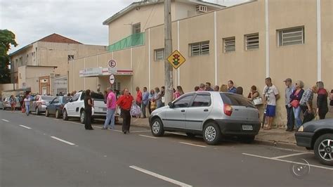 Funcion Rios P Blicos Passam A Noite Em Fila Para Agendar Exames Na