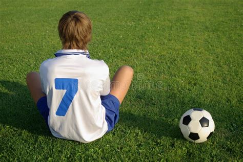 Un Muchacho Joven Con Un Balón De Fútbol Imagen de archivo Imagen de