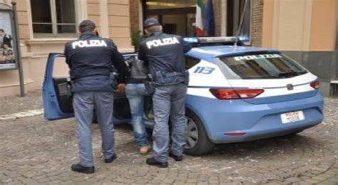 Napoli Arrestati Due Extracomunitari Per Rapina Ai Danni Di Due