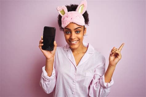 Afro Mujer Que Usa Pijama Y Máscara Que Muestra Smartphone Sobre Fondo