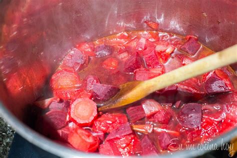 Sopa de betarraga La Cocina Chilena de Pilar Hernández