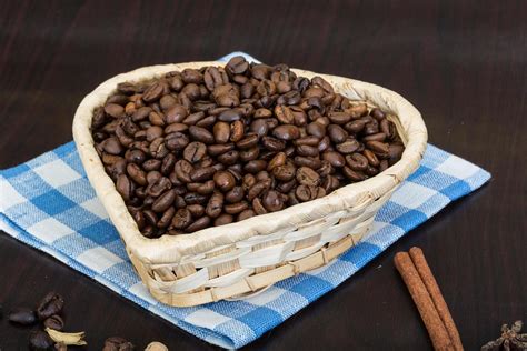 Roasted coffee beans 12061257 Stock Photo at Vecteezy