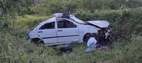 Carro sai da pista e capota várias vezes até cair em desnível de dois