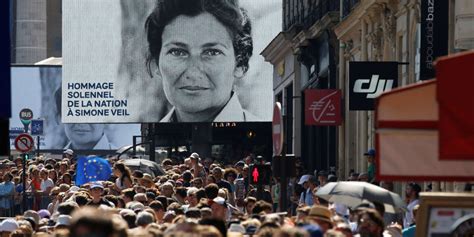 Lhommage de la nation à Simone Veil cinquième femme à entrer au Panthéon