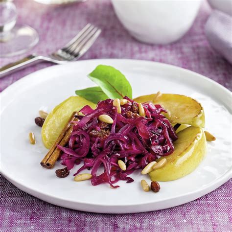 Ensalada De Col Lombarda Y Manzana Con Pasas Y Pi Ones