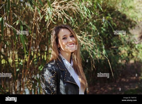 Jeune femme blonde en tenue de cuir Banque de photographies et dimages à haute résolution Alamy