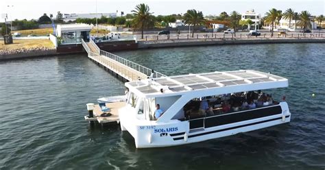 Bateau de plaisance à lénergie solaire Solaris navigue sur le lac de