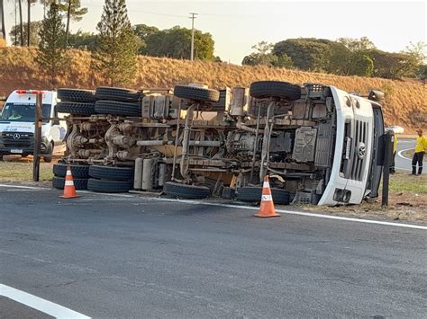 Caminhão carregado de concreto tomba em alça de acesso a anel viário em