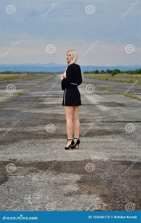 Blonde Sexy Dans Une Mini Jupe Sur La Piste Image Stock Image Of Vert Blonde 155046175