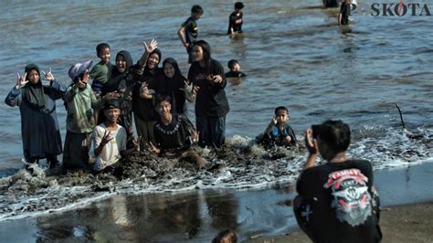 Pantai Pasir Putih Geopark Ciletuh Dipadati Wisatawan Saat Libur