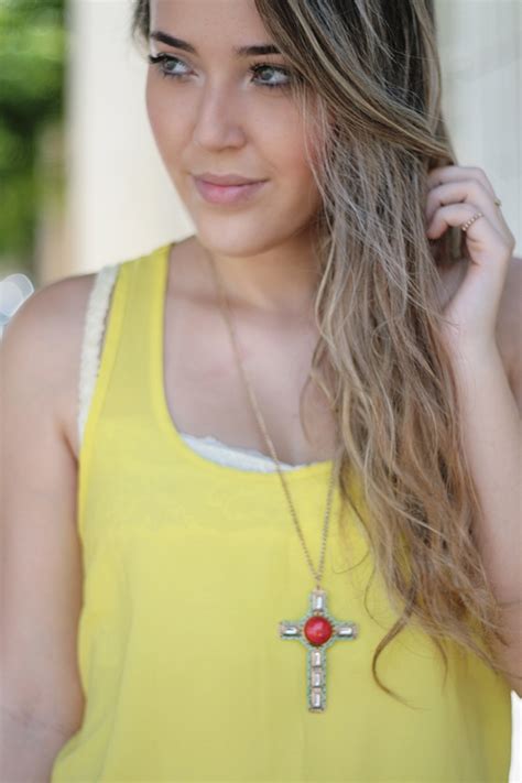 Look Do Dia Amarelo E Hot Pant Mariana Rosas