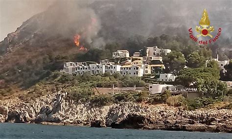 Tourists Flee Wildfires In Sicily In Tense Evacuation By Sea Daily