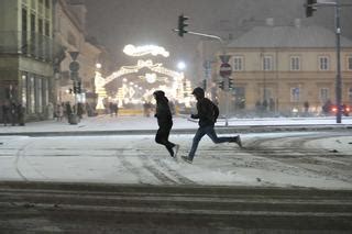 W Warszawie Sypn O Niegiem Tak Wygl Da Stolica W Zimowej Ods Onie