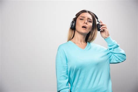 Fille Blonde Dj Coutant La Musique Au Casque Et Ne L Aime Pas Photo Gratuite