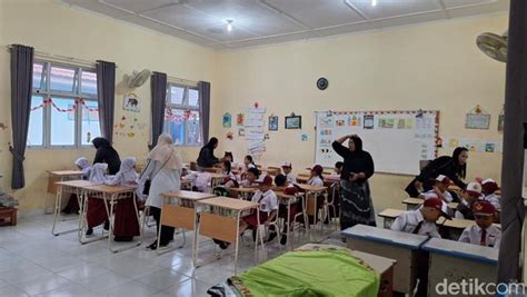 Hari Pertama Masuk Sekolah Ortu Siswa SDN 81 Jakabaring Sempat Rebutan