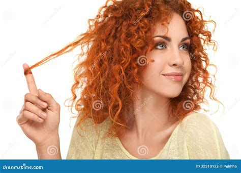 Pelo Rojo Mujer Hermosa Con El Pelo Rizado Imagen De Archivo Imagen De Estilismo Lujo 32510123