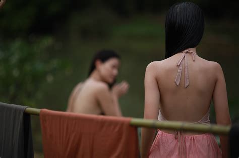 Tranh cãi gay gắt chuyện nữ diễn viên tuổi đóng cảnh có bầu lộ ngực ân ái trong phim về phụ