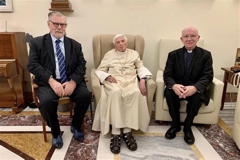 La salud de Benedicto XVI está estable dentro de la gravedad y su