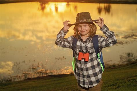 Boy Scout Con Sombrero Explorador Y Mochila Al Aire Libre Explorador Y