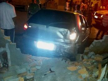 G1 Rapaz é baleado tenta fugir mas bate carro em muro em Sertaneja