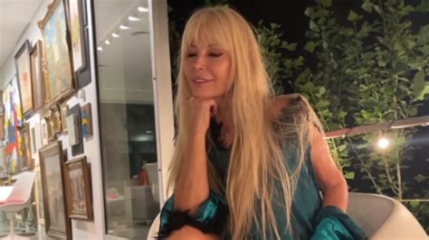 Graciela Alfano se puso en la piel de una sirena y deslumbró con su bikini jugando en el mar