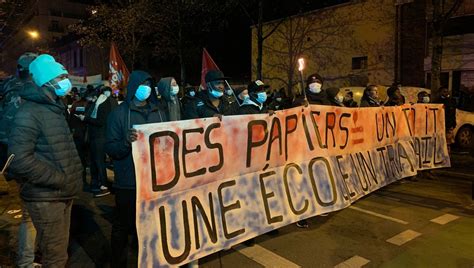 Grenoble Environ 150 Personnes Manifestent Pour Les Droits Des