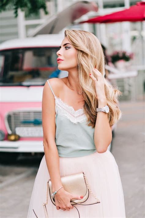 Fille Blonde Attirante Avec De Longs Cheveux Dans La Jupe De Tulle Sur La Rue E Image Stock