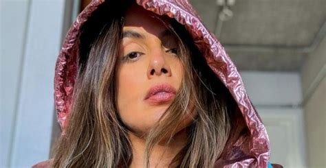 Ex Bbb Carol Peixinho Posa Decotada Na Web E Elogiada