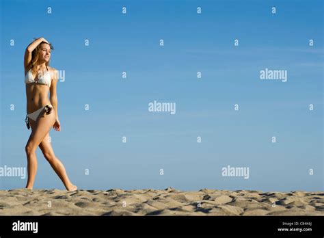 Frau im Bikini am Strand zu Fuß Stockfotografie Alamy