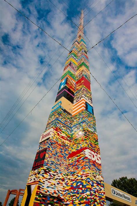 Weltrekord höchster LEGO Turm Der überragt so manches Hochhaus