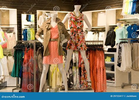 Tienda De La Ropa De Moda De La Mujer Imagen de archivo - Imagen de ...