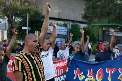 La Jornada Marchan padres de los 43 hacen plantón en el Zócalo