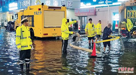 大连公安全力以赴投入防汛救援 中国警察网