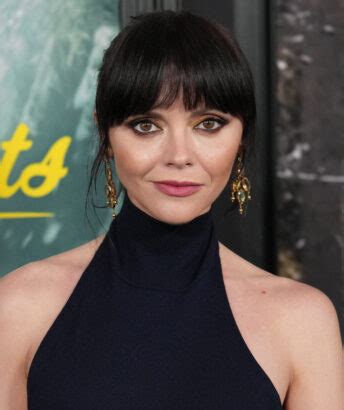 Christina Ricci 43 ans hypnotisante en robe dos nu échancrée elle