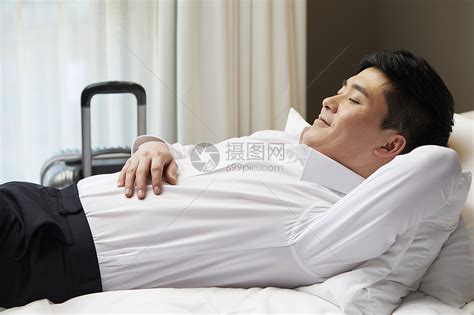 商务男青年出差在酒店休息高清图片下载 正版图片502161766 摄图网