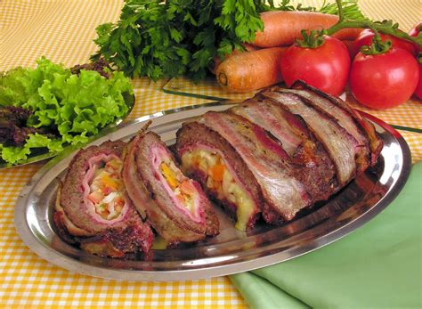 Rocambole De Carne Recheado E Coberto Tiras De Bacon Guia Da Cozinha