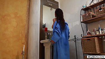 Checa de grandes tetas jugando con el coño en el baño XCZECH XVIDEOS