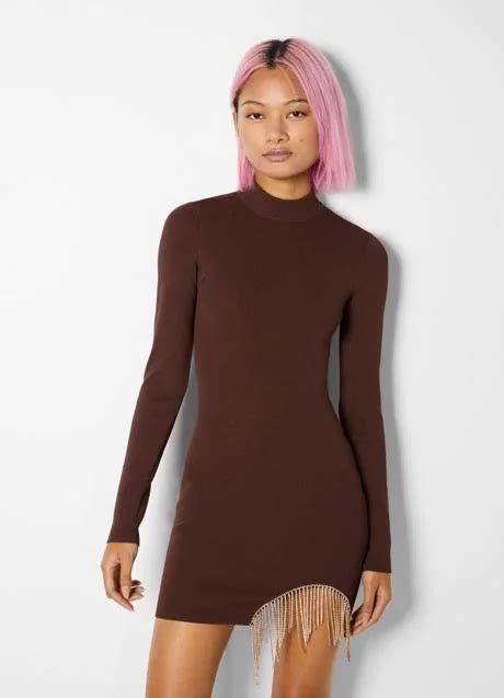 Bershka lanza la nueva versión en marrón chocolate del vestido con