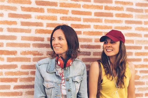 Una Coppia Di Donna Gay Che Ha Tempo Insieme E Che Si Tiene Per Mano Mentre Sorridendo Le Stesse